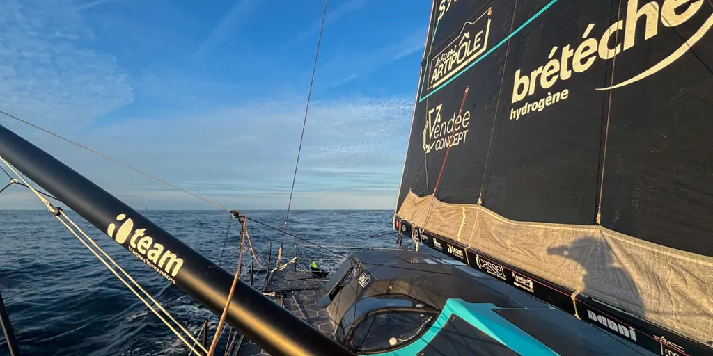Ambiance à bord de l'Imoca April Marine - Recherche Co-Partenaire, skippé par Arnaud Boissières lors de la Vendée Arctique 2026 - en mer le 07/06/2026.