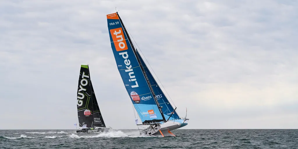 Thomas Ruyant et Benjamin Dutreux au départ de la Vendée Arctique