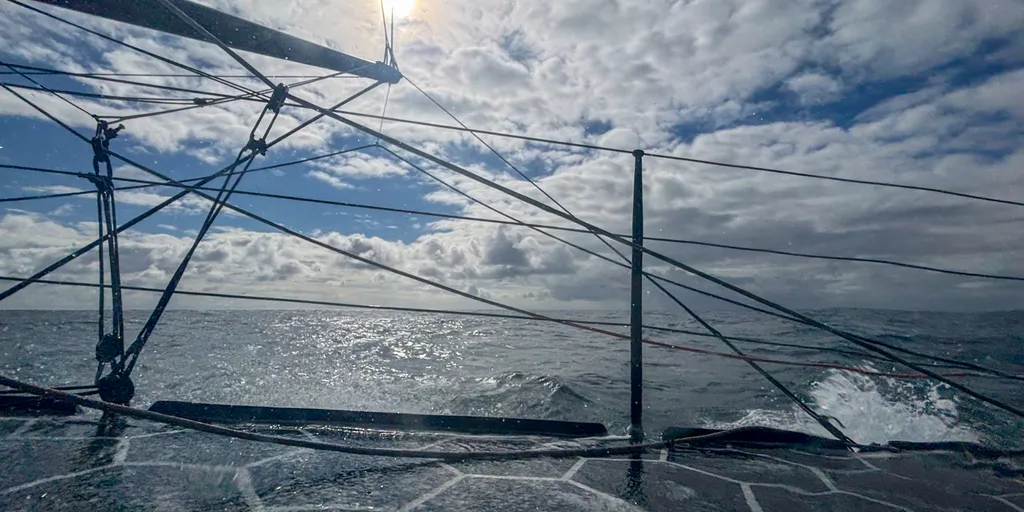 Ambiance à bord de l'Imoca April Marine - Recherche Co-Partenaire, skippé par Arnaud Boissières lors de la Vendée Arctique 2026 - en mer le 10/06/2026.