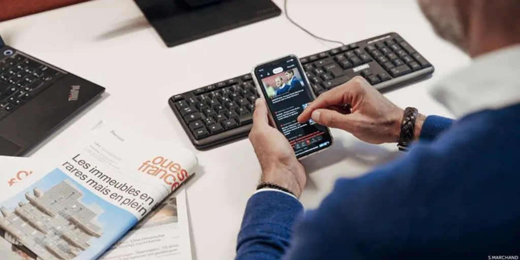 Homme consultant les actualités sur son téléphone