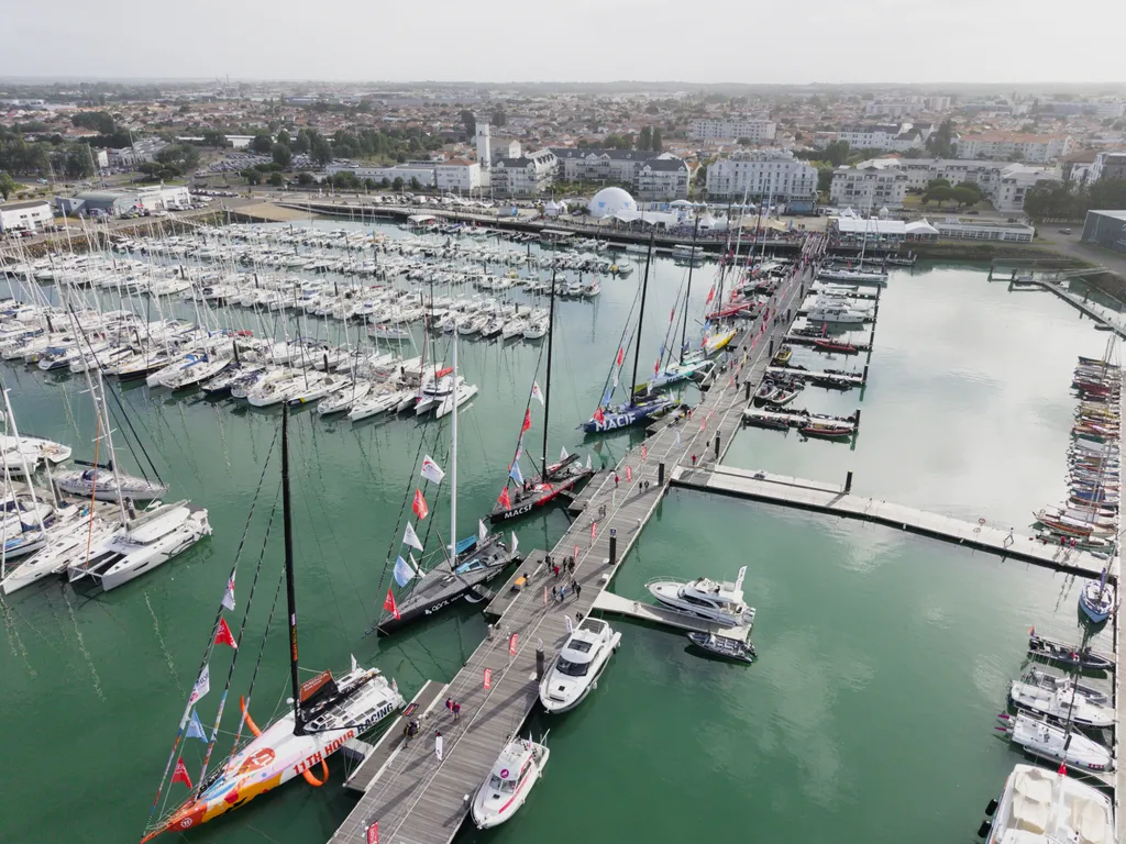 Le 7 juin, aux Sables-d'Olonne, village de la Vendée Arctique, départ des pontons des skippers.