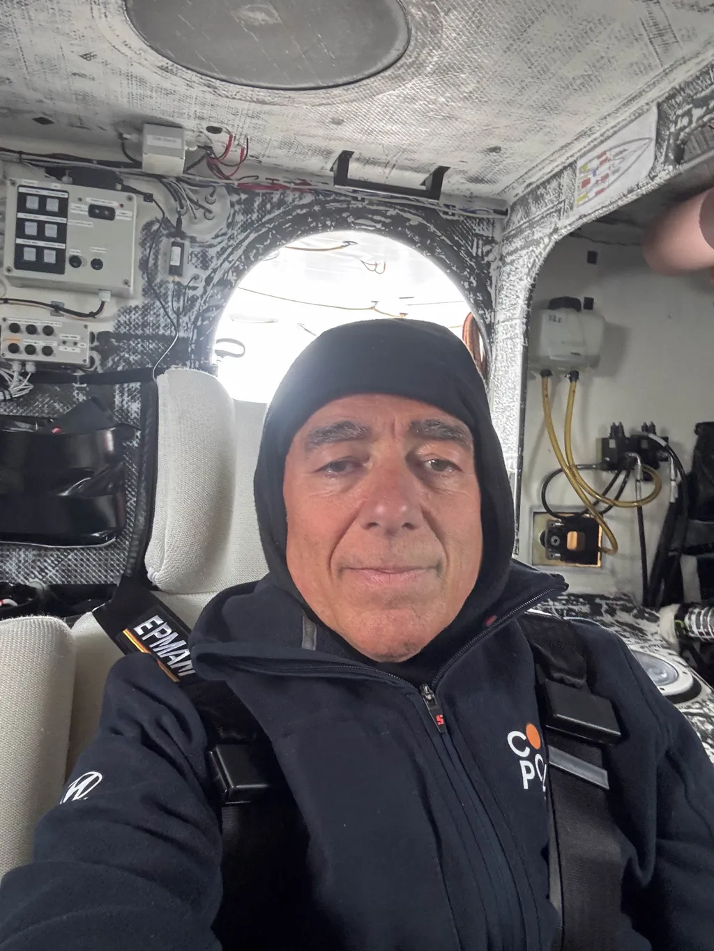 Ambiance à bord de l'Imoca Coup de Pouce, skippé par Manuel Cousin lors de la Vendée Arctique 2026 – en mer le 08/06/2026