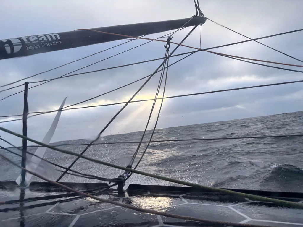 Ambiance à bord de l'Imoca April Marine - Recherche Co-Partenaire, skippé par Arnaud Boissières lors de la Vendée Arctique 2026 - en mer le 08/06/2026