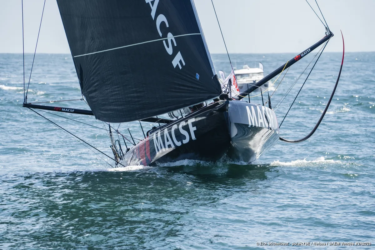 Le 7 juin, aux Sables-d'Olonne, village de la Vendée Arctique, les skippers avant le départ sur les pontons.
