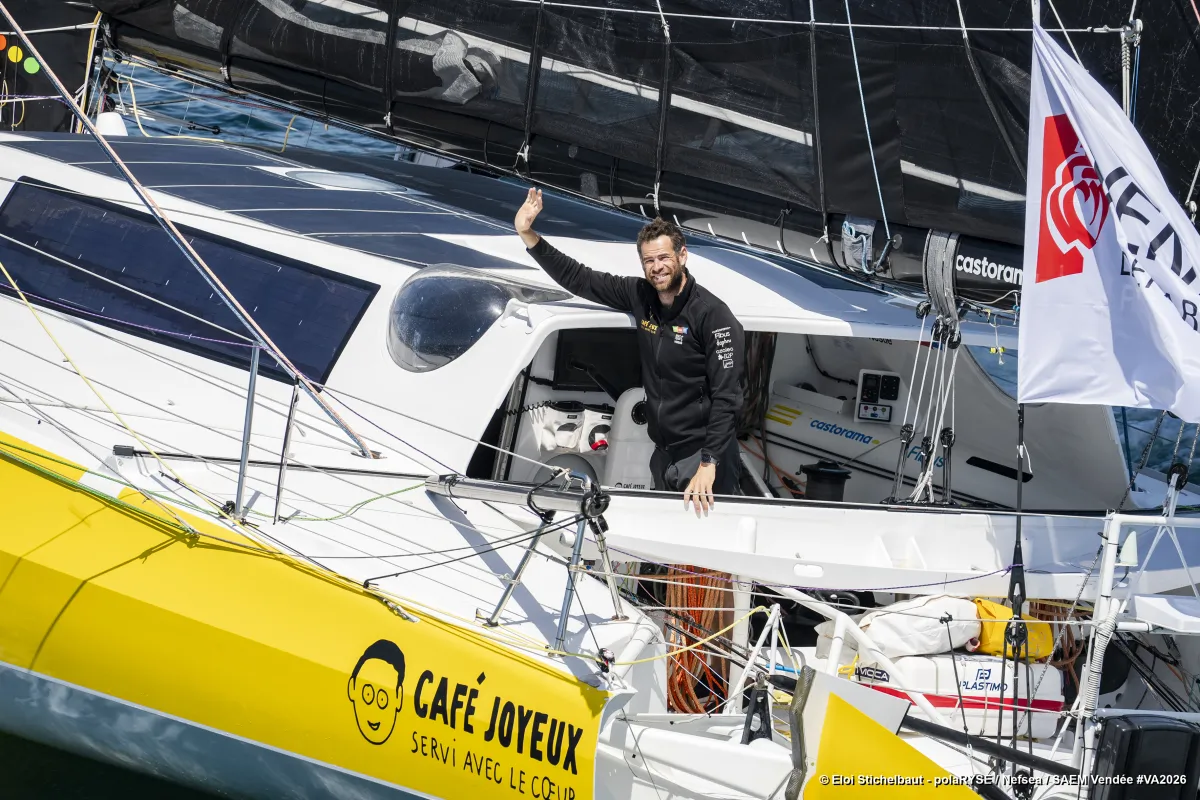 Le 7 juin, aux Sables-d'Olonne, village de la Vendée Arctique, les skippers avant le départ sur les pontons.