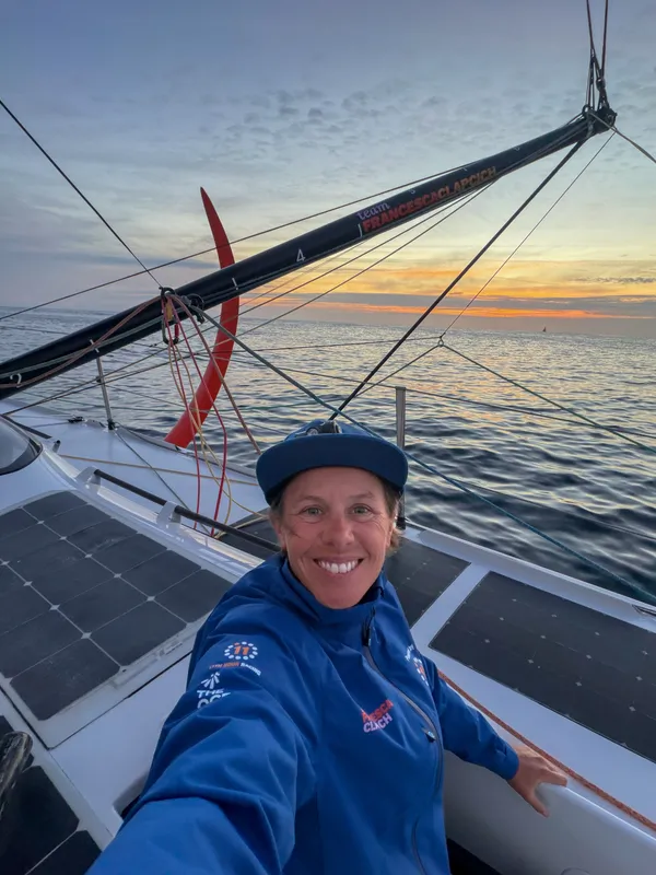 Ambiance à bord de l'Imoca 11TH Hour Racing, skippé par Francesca Clapcich lors de la Vendée Arctique 2026 - en mer le 07/06/2026