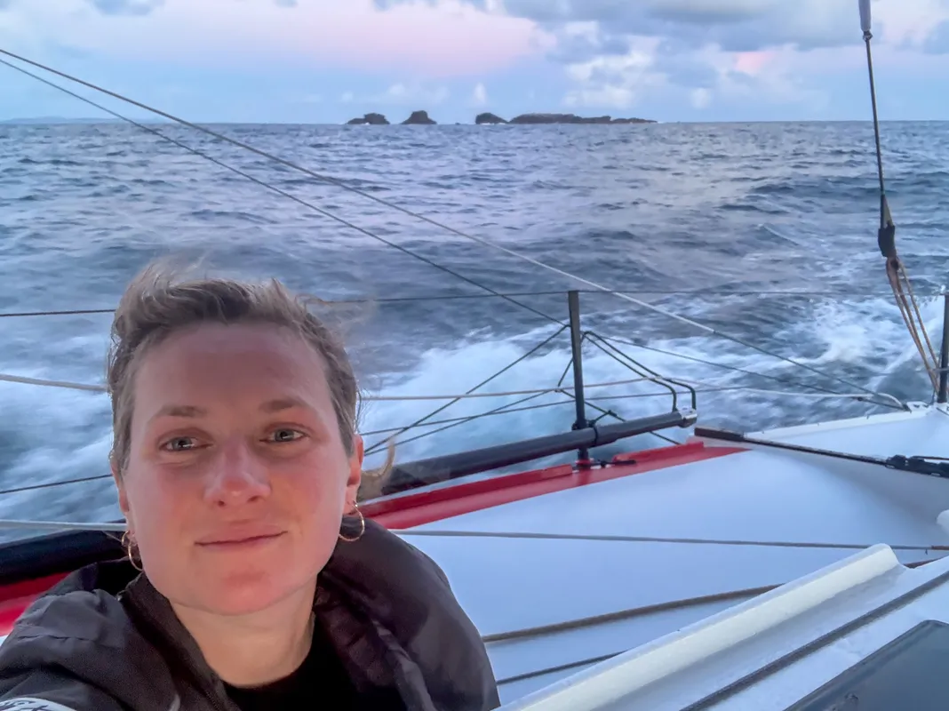 Ambiance à bord de l'Imoca Association Petits Prince-Queguiner, skippé par Elodie Bonafous lors de la Vendée Arctique 2026 - en mer le 09/06/2026