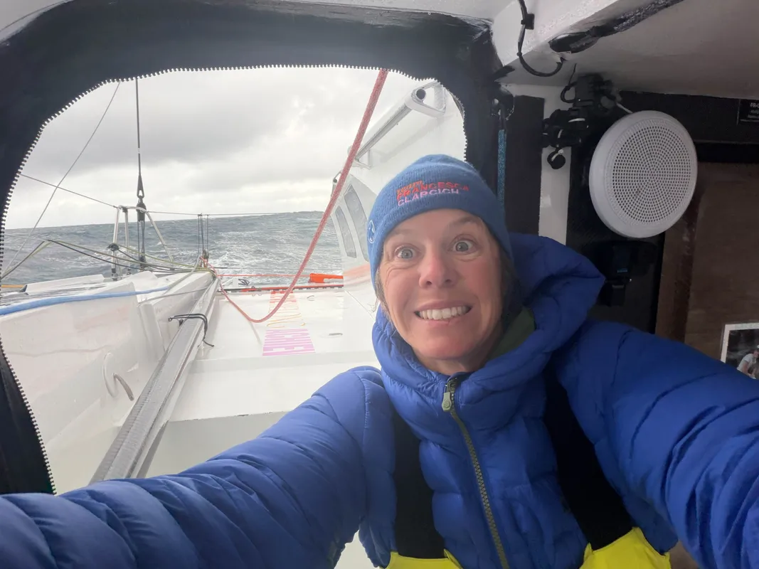 Ambiance à bord de l'Imoca 11TH Hour Racing, skippé par Francesca Clapcich lors de la Vendée Arctique 2026 – en mer le 08/06/2026