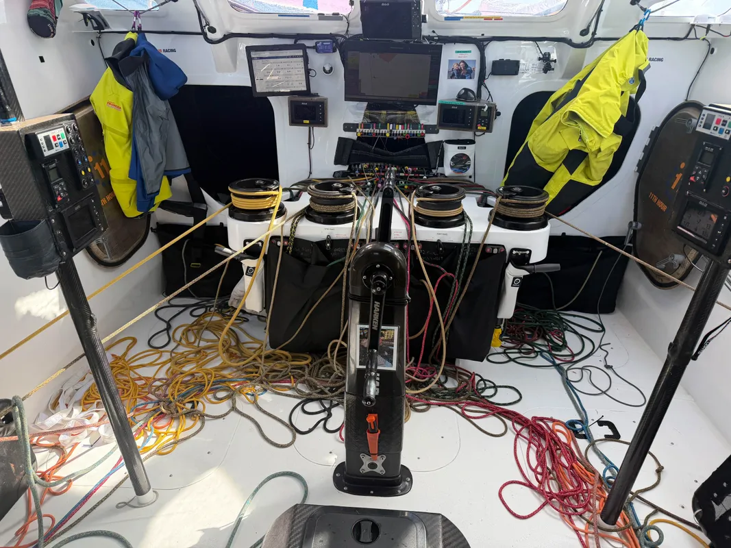 Ambiance à bord de l'Imoca 11TH Hour Racing, skippé par Francesca Clapcich lors de la Vendée Arctique 2026 – en mer le 08/06/2026