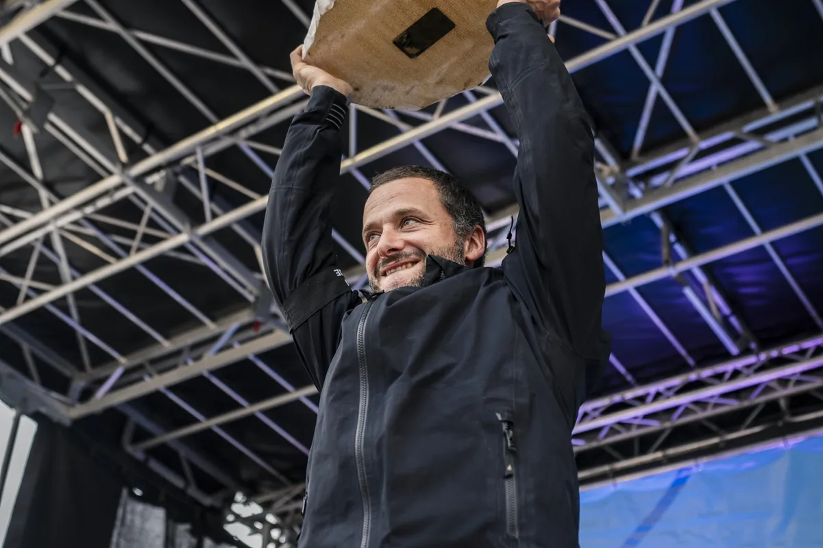 Le 16 juin, aux Sables-d'Olonne, au village Vendée Arctique, la coupe a été remise au vainqueur de la Vendée Arctique Race, Ambrogio Beccaria, skipper de l'Allagrande Mapei.Eloi Stichelbaut - polaRYSE / Nefsea, Elodie Guillouet - polaRYSE / Nefsea
©SAEM Vendée, À usage rédactionnel uniquement
