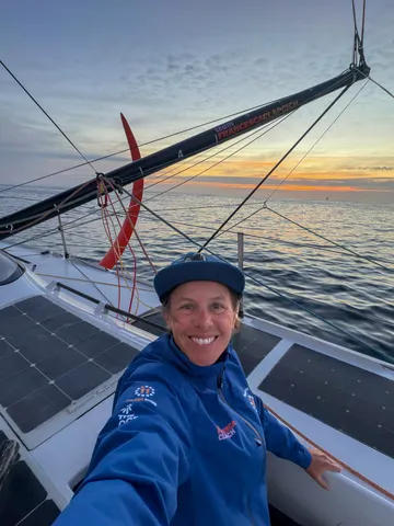 Ambiance à bord de l'Imoca 11TH Hour Racing, skippé par Francesca Clapcich lors de la Vendée Arctique 2026 - en mer le 07/06/2026