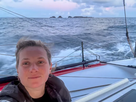 Ambiance à bord de l'Imoca Association Petits Prince-Queguiner, skippé par Elodie Bonafous lors de la Vendée Arctique 2026 - en mer le 09/06/2026