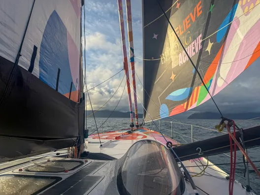 Atmosphère au large des îles Feroe à bord de l'Imoca 11TH Hour Racing, skippé par Francesca Clapcich lors de la Vendée Arctique 2026 - en mer le 10/06/2026