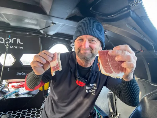 Petit déjeuner à bord de l'Imoca April Marine - Recherche Co-Partenaire, skippé par Arnaud Boissières lors de la Vendée Arctique 2026 - en mer le 11/06/2026