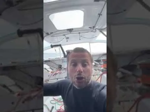 Grosse frayeur pour Ambrogio Beccaria et son Imoca freiné par un filet de pêche 🐠