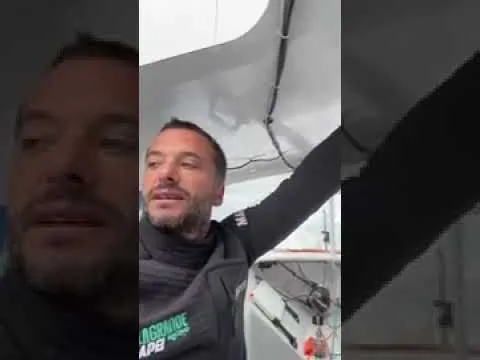Ambrogio savoure le passage du cercle polaire et de retrouver un peu de glisse au portant 😮‍💨