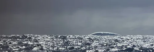 Iceberg en pleine mer