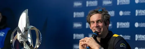 Lors de la conférence de presse d'arrivée de Charlie Dalin. 