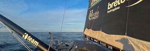 Ambiance à bord de l'Imoca April Marine - Recherche Co-Partenaire, skippé par Arnaud Boissières lors de la Vendée Arctique 2026 - en mer le 07/06/2026.