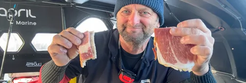 Petit déjeuner à bord de l'Imoca April Marine - Recherche Co-Partenaire, skippé par Arnaud Boissières lors de la Vendée Arctique 2026 - en mer le 11/06/2026