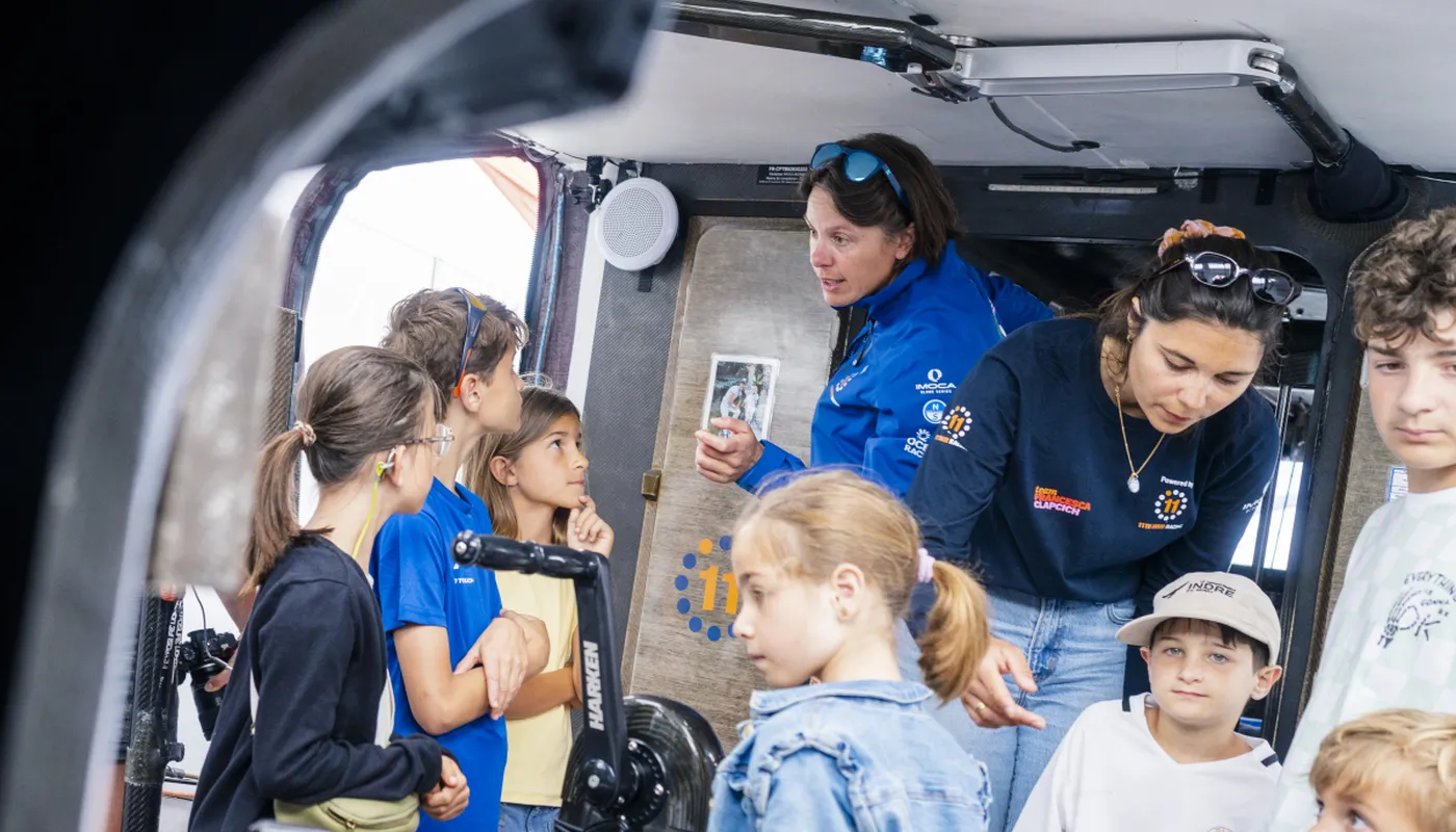 31 mai, les Sables-d'Olonne, village de la Vendée Arctique, des enfants visitent l'IMOCA 11th Hour Racing, skipper : Francesca Clapcich. 