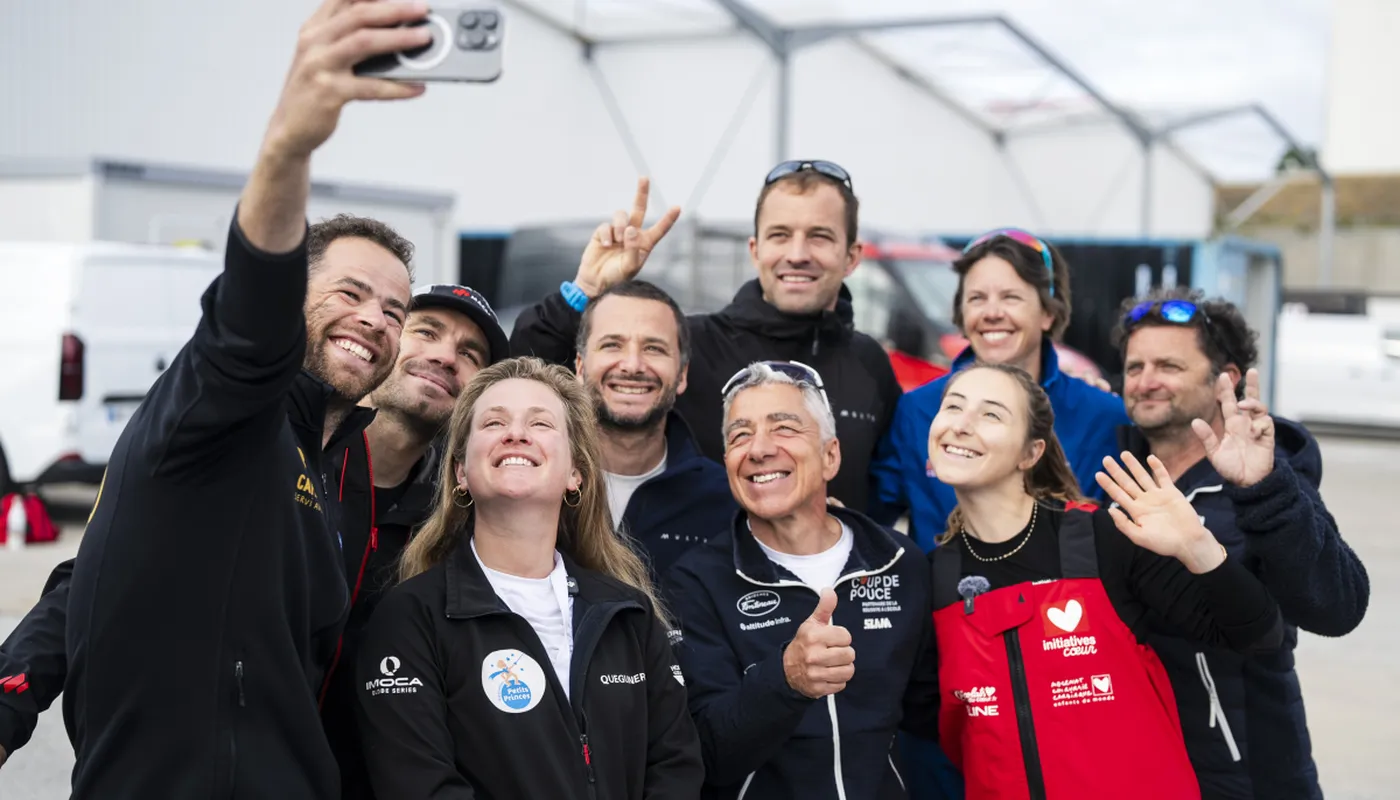 Les skippers avant le départ sur les pontons