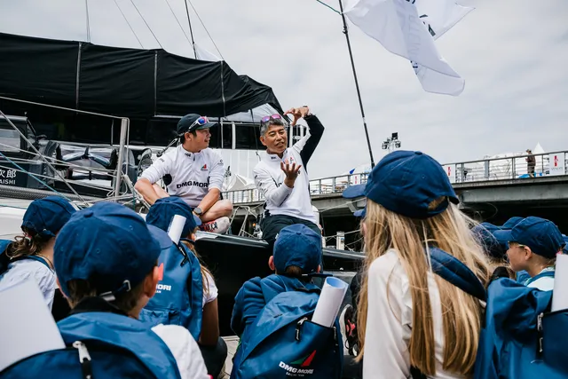 skipper sur le village avec du public